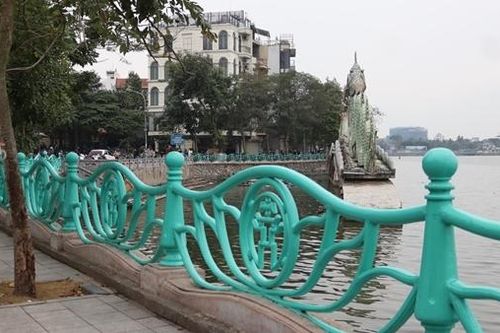 Hà Nội: Tiến hành lắp đặt lại hàng nghìn quả cầu gang trên lan can quanh hồ Tây