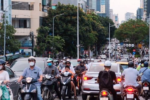 Phớt lờ biển cấm, người dân Thủ đô ùn ùn đi lên cầu vượt Lê Văn Lương - Láng Hạ