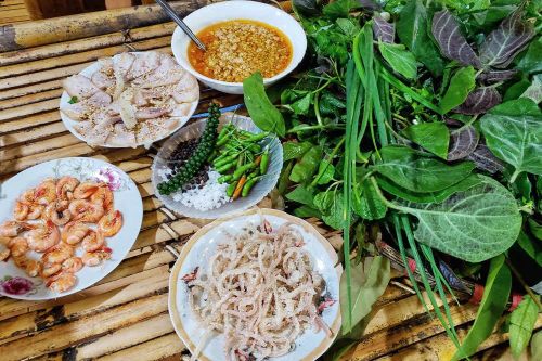 Độc đáo đặc sản gỏi lá Kon Tum, chỉ cần thử một cuốn là không muốn dừng