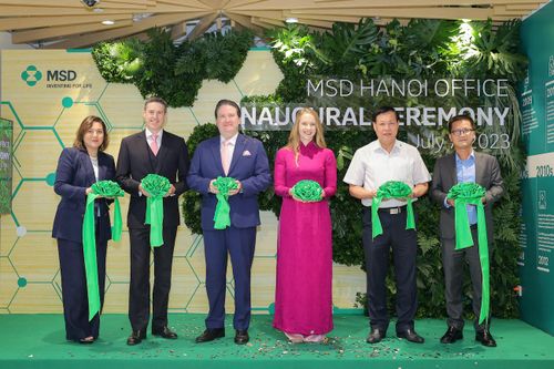 Thứ trưởng Y tế và Đại sứ Mỹ cắt băng khai trương văn phòng mới của MSD