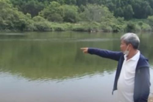 Nỗi đau xé lòng của người cha nghèo trong đám tang 3 con đuối nước: 'Tôi đã hại các con rồi'