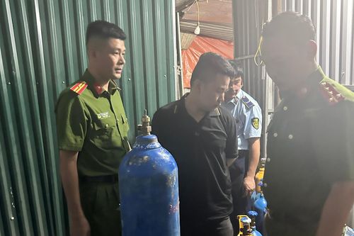 Đột kích điểm cung cấp 'bóng cười' chui trong... bãi tập kết xe khách