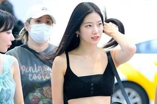 Nữ thần tượng Nhật Bản gây tranh luận vì mặc áo ngực ra sân bay