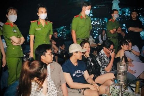 Đột kích bar OSLO ở quận 1, phát hiện bóng cười vứt la liệt dưới sàn