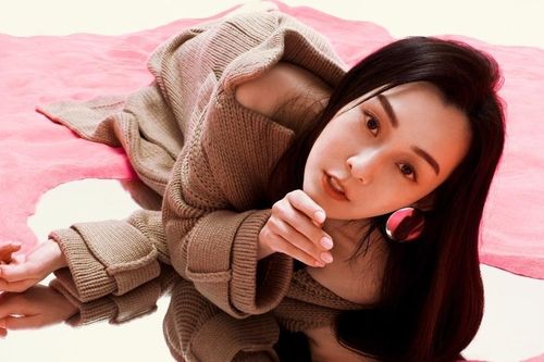 Ca sĩ Phạm Vỹ Kỳ khốn đốn vì bê bối tình dục của chồng