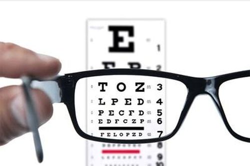Hỏi-Đáp Pháp Luật: Cận thị trên 3 đi-ốp có được xét tuyển vào Học viện Quân y?