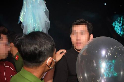 Sàn bar đầy vỏ bóng cười, nhân viên và khách dương tính với ma túy