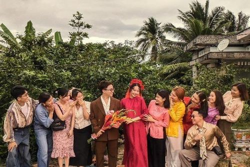 Độc lạ đám cưới kiểu 'ông bà anh', khách mời phải mặc đồ cũ