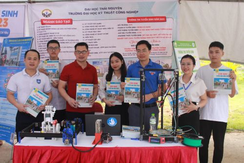 Nhiều thông tin hữu ích tại ngày hội việc làm tư vấn tuyển sinh