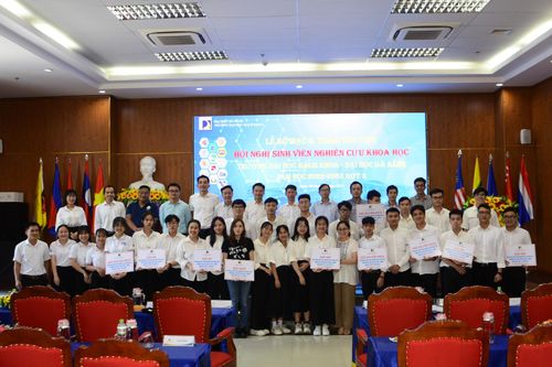 Sinh viên nghiên cứu khoa học hướng tới khởi nghiệp