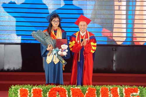 Hơn 2 nghìn sinh viên tốt nghiệp Trường ĐH Sư phạm TPHCM