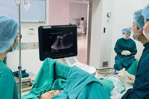 Loại bỏ khối u gan cho cụ bà 76 tuổi không cần phẫu thuật