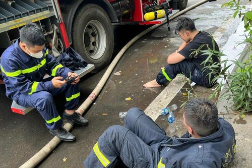 Cảnh sát cứu hỏa ngậm ngùi vì không kịp cứu 3 người trẻ trong căn nhà cháy ở Hà Nội