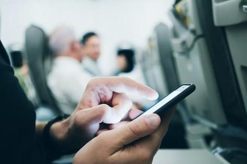 Lý do khách đi máy bay phải chuyển chế độ điện thoại, tắt khi cất - hạ cánh