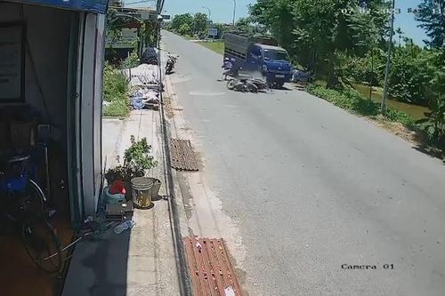 Xe máy đột ngột dừng giữa đường bị ô tô tải tông mạnh từ phía sau