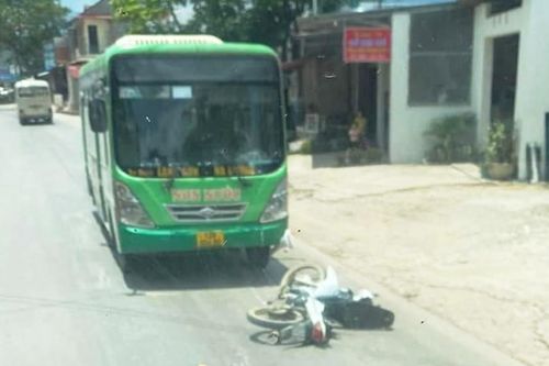 Xe máy sang đường như chỗ không người bị xe buýt tông văng