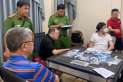 Nhóm người nước ngoài tụ tập đánh bạc trong khu dân cư ở Bình Dương