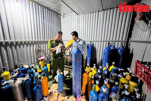 Triệt phá kho sang chiết khí N2O, thu giữ hơn 100 bình 'khí cười'