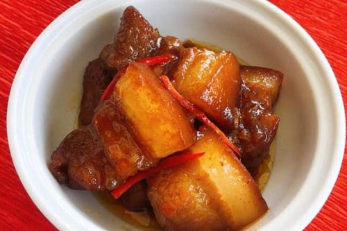Trước khi kho thêm thao tác tưởng kỳ lạ này, thịt trong vắt, mềm thơm, tan trong miệng