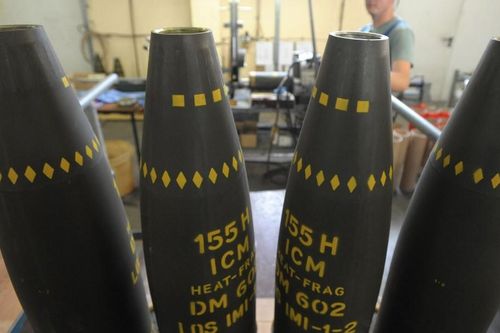 Cựu sĩ quan tình báo Mỹ tiết lộ lý do chuyển bom chùm sang Ukraine