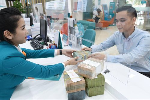 Bất chấp lãi suất giảm người dân vẫn ưu tiên gửi tiền vào ngân hàng