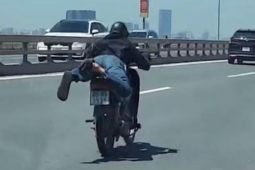 Nam thanh niên nằm dài trên xe máy rồi 'làm xiếc' trên cầu Nhật Tân