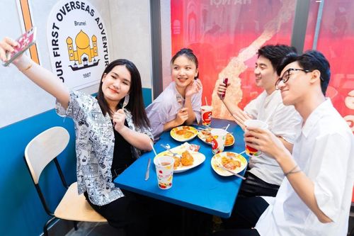 Cửa hàng thứ 6 tại Hà Nội của Jollibee có gì 'độc lạ' khiến GenZ phát cuồng?