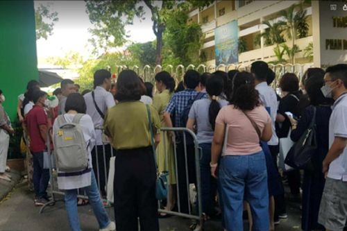 Phụ huynh Hà Nội xếp hàng xuyên đêm nộp hồ sơ vào lớp 10: Sở GD&ĐT ra chỉ đạo
