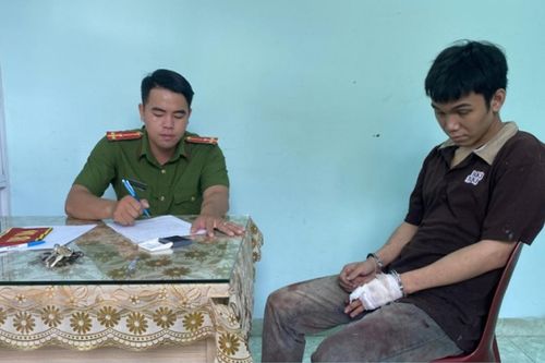 Bơi qua sông để chạy trốn, gã cướp vẫn không thoát khỏi của 2 anh phụ hồ