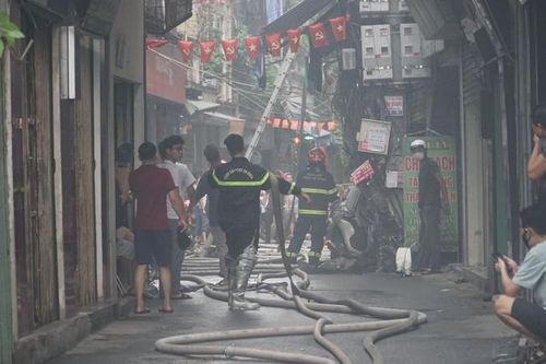 Hà Nội: Cháy lớn tại căn nhà trong ngõ lúc rạng sáng, 3 người bị mắc kẹt