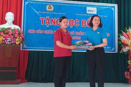 Tặng áo dài và trao học bổng cho phụ nữ, trẻ em vùng cao tỉnh Hà Giang