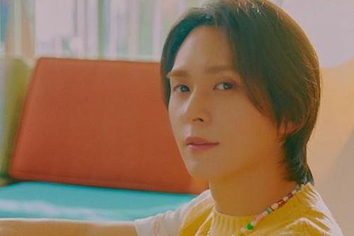 1 nam idol bất ngờ phải xin lỗi vì... kết hôn