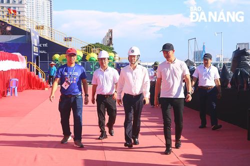Bí thư Thành ủy Nguyễn Văn Quảng đi kiểm tra khu vực sân khấu, khán đài pháo hoa