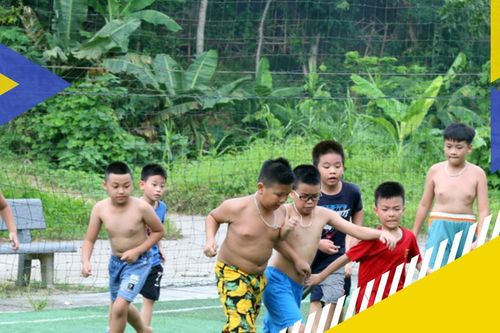 Trẻ em mê luyện tập bóng đá trong dịp hè