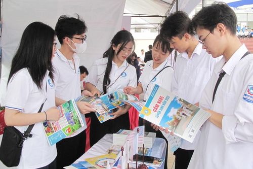 Gần 3.000 học sinh, sinh viên tham gia Ngày hội việc làm, tư vấn tuyển sinh