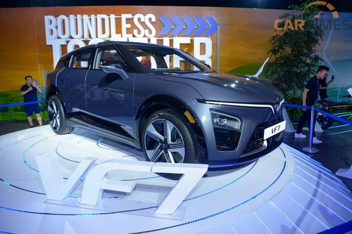 Ảnh thực tế xe VinFast VF7 tại thị trường Việt Nam: di chuyển lên tới 450 km, 2 phiên bản