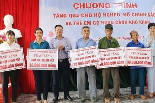 Đoàn ĐBQH tỉnh Hòa Bình tặng quà gia đình chính sách và học sinh nghèo huyện Lạc Sơn
