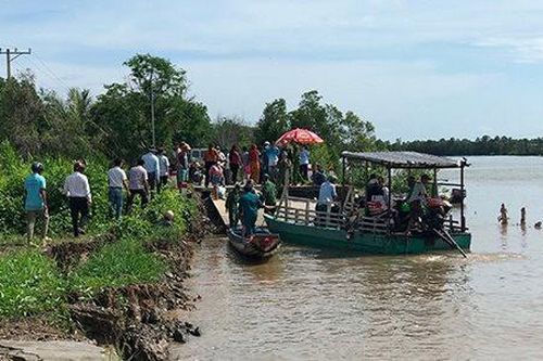 Cà Mau: Giao thông bị chia cắt hoàn toàn do sạt lở nghiêm trọng