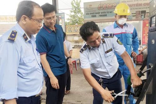 Phát hiện nhiều cửa hàng bán xăng RON 95-III không đảm bảo chất lượng