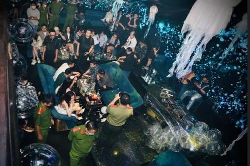 Phát hiện 'bóng cười' nằm la liệt dưới sàn quán bar