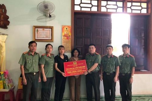 Công an tỉnh Bà Rịa-Vũng Tàu thăm hỏi, động viên các gia đình liệt sĩ tại Đắk Lắk