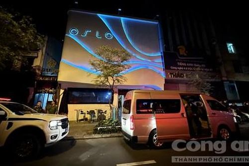 Đột kích bar OSLO ở Quận 1, phát hiện bóng cười vứt la liệt dưới sàn nhà