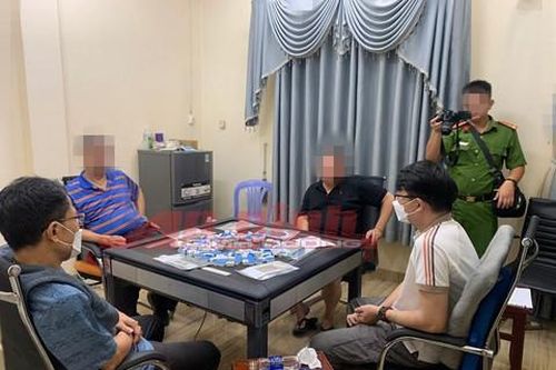 Đột kích 2 tụ điểm tổ chức cho nhiều người nước ngoài đánh bạc ở Bình Dương