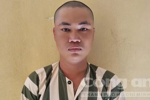 Nghe cô gái 'tố' bị sàm sỡ, thanh niên đuổi theo chặn đường đốt xe của bạn