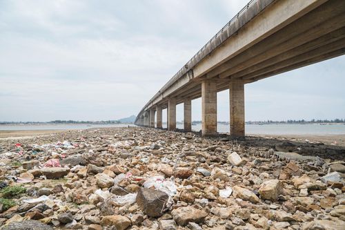 Hàng trăm tấn 'rác' bị bỏ rơi dưới chân cầu 500 tỷ đồng
