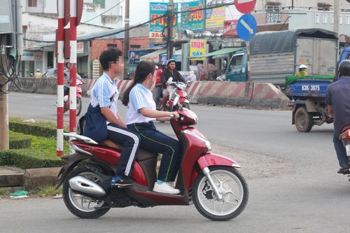 Bao nhiêu tuổi được đi xe máy?