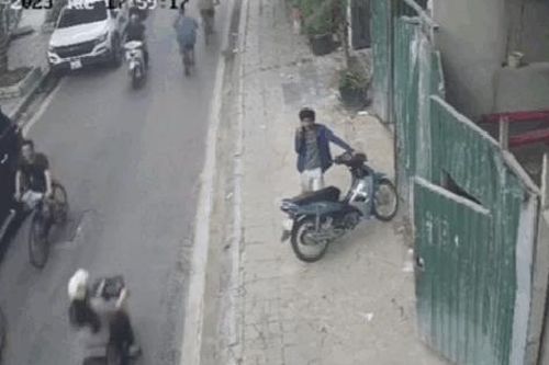 Khoảnh khắc ô tô mất lái, cán qua người điều khiển xe máy ở Hà Nội