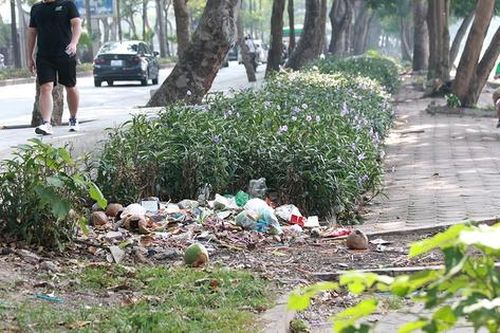 Rác ngổn ngang ven hồ nước rộng hơn 70ha của Hà Nội