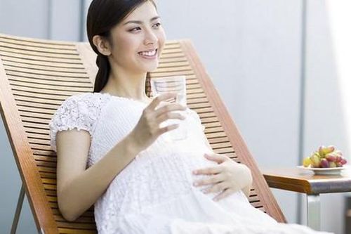 Mẹ bầu nên uống bao nhiêu nước là đủ?