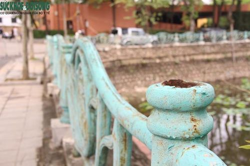Hà Nội lắp đặt lại các quả cầu gang ở Hồ Tây sau sự cố bị 'vặt trụi'